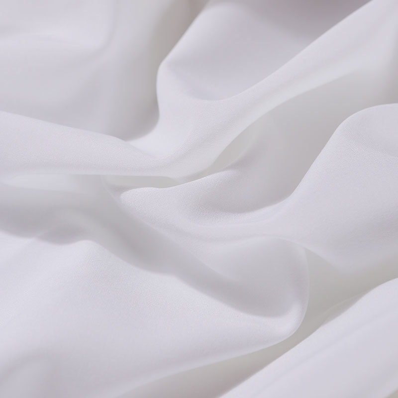 What are the characteristics of polyester cloth?